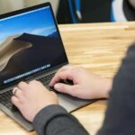 obnimayuschee litso uveryaet chto ona novaya dizaynerskaya model kotoraya mozhet rabotat na macbook