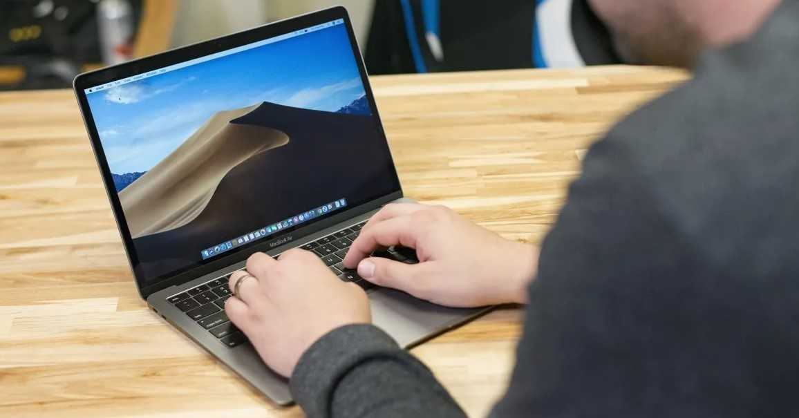 obnimayuschee litso uveryaet chto ona novaya dizaynerskaya model kotoraya mozhet rabotat na macbook