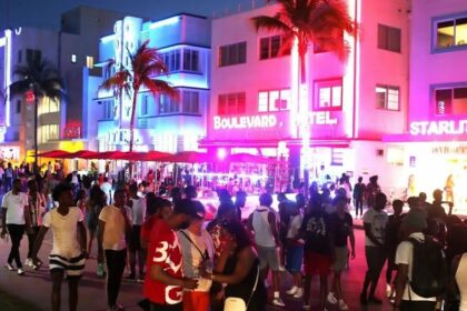 Лучшие клубы в Саут-Бич для вечеринок днем и ночью