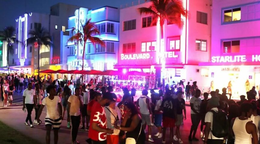 Лучшие клубы в Саут-Бич для вечеринок днем и ночью