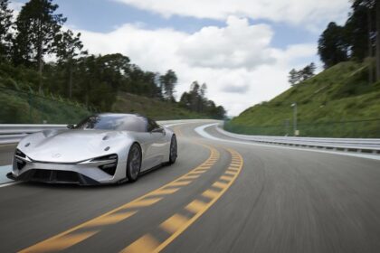 Посмотрите, как пример Toyota LFA c двигателем V8 управляет автомобилем