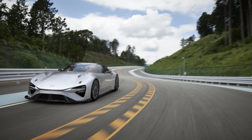 Посмотрите, как пример Toyota LFA c двигателем V8 управляет автомобилем