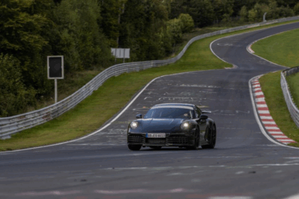 Новый Porsche 911 с турбонаддувом переходит на гибридную силовую установку для придания большей мощности