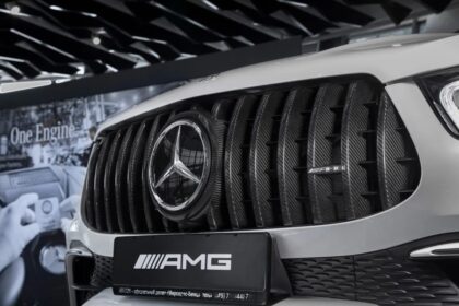Огромная решетка радиатора Mercedes GLC с панелью открывает новый дизайн
