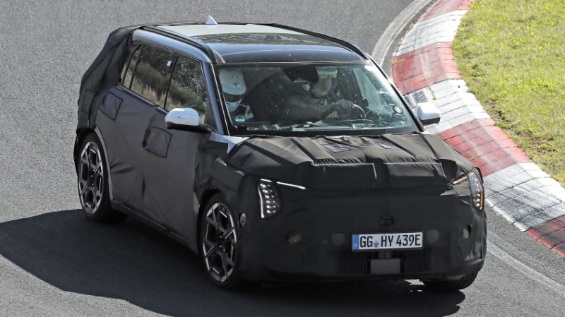 Kia EV3 GT штурмует Нюрбургринг — тизер мощного «горячего» внедорожника, который взорвет рынок! 2 Kia EV3 GT выезжает в Нюрбургринг, где готовится к запуску горячей машины внедорожник.