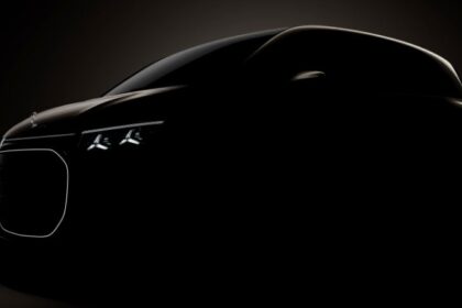 Полностью изготовленный восьмиместный автомобиль Mercedes VLE стремится к роскоши, обычной роскоши лимузина