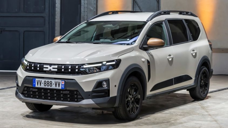 Dacia Jogger получила солнечный гибрид и ярче светится на улицах: обновленный стиль и энергия новой эпохи 2 Dacia Jogger получила более солнечный гибридный двигатель и более солнечный внешний вид