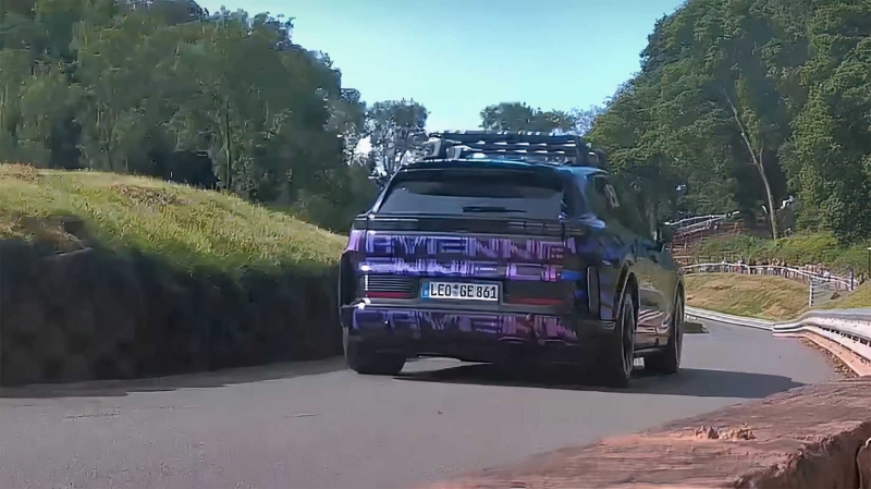 Интерьер Porsche Cayenne Electric отличается большим количеством экранов и комфортом