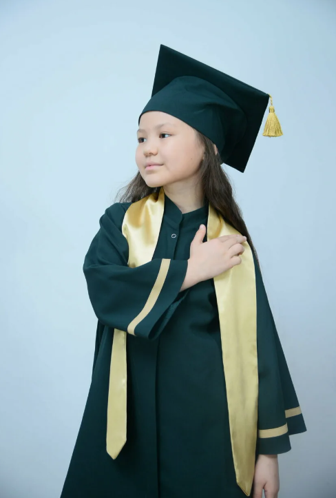 Мантия выпускника — идеальный подарок для выпускного торжества